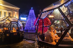 BAR A VIN CHAUD (GLOGG) SUR LE MARCHE DE NOEL DEVANT LA MAIRIE, TAMPERE, FINLANDE, EUROPE 