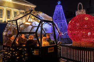 BAR A VIN CHAUD (GLOGG) SUR LE MARCHE DE NOEL DEVANT LA MAIRIE, TAMPERE, FINLANDE, EUROPE 