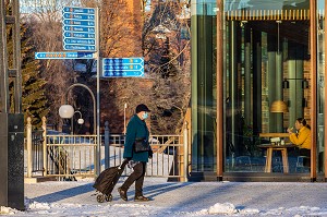 SCENE DE RUE EN HIVER SOUS LA NEIGE, FEMME AU CADDY ET PETIT DEJEUNER, TAMPERE, FINLANDE, EUROPE 