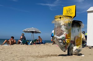 POUBELLES DE TRI POUR RECYCLAGE PLASTIQUE ET METAL, PLAGE DE CABOURG, COTE FLEURIE, CALVADOS, NORMANDIE, FRANCE 