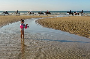 BALADE A CHEVAL SUR LA PLAGE DE CABOURG, COTE FLEURIE, CALVADOS, NORMANDIE, FRANCE 