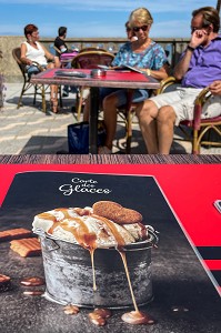 CARTE DES GLACES SUR LA PROMENAGE MARCEL PROUST, CABOURG, COTE FLEURIE, CALVADOS, NORMANDIE, FRANCE 