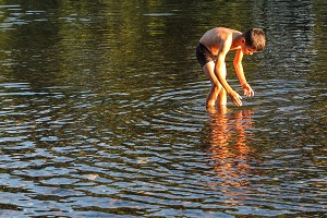 ENFANTS QUI JOUENT DANS L'EAU, RIVIERE DU LOT, PERIGORD, FRANCE 