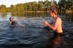 ENFANTS QUI JOUENT DANS L'EAU, RIVIERE DU LOT, PERIGORD, FRANCE 