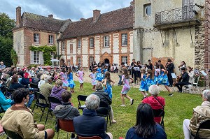 CONCERT EN PLEIN AIR ET SPECTACLE DE DANSE AU CHATEAU DE CHERONVILLIERS, RUGLES, EURE, NORMANDIE, FRANCE 