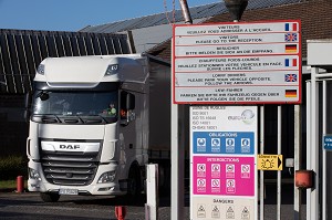 ENTREE DES CAMIONS POIDS LOURDS DE L'USINE EUROFOIL, SOCIETE SPECIALISEE DANS LA METALLURGIE DE L'ALUMINIUM, RUGLES, EURE, NORMANDIE, FRANCE 