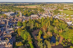 VUE AERIENNE DE LA VILLE PAR DRONE, RUGLES, EURE, NORMANDIE, FRANCE 