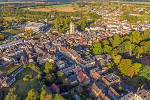 VUE AERIENNE DE LA VILLE PAR DRONE, RUGLES, EURE, NORMANDIE, FRANCE 