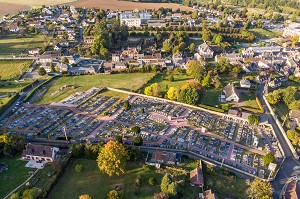 CIMETIERE VEGETALISE PAR LA VILLE, RUGLES, EURE, NORMANDIE, FRANCE 