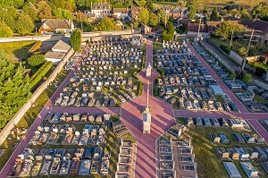 CIMETIERE VEGETALISE PAR LA VILLE, RUGLES, EURE, NORMANDIE, FRANCE 