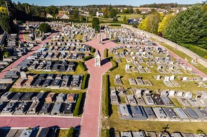 CIMETIERE VEGETALISE PAR LA VILLE, RUGLES, EURE, NORMANDIE, FRANCE 