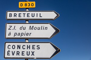 PANNEAU INDICATIF DE DIRECTION SUR LA ROUTE DEPARTEMENTALE D830 AVEC LES VILLES ET LA ZONE INDUSTRIELLE DU MOULIN A PAPIER, RUGLES, EURE, NORMANDIE, FRANCE 