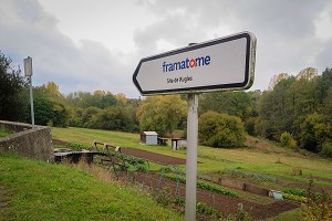 PANNEAU DE DIRECTION DE L'USINE FRAMATOME DEVANT LES JARDINS OUVRIERS DE LA CITE DU MOULIN A PAPIER, RUGLES, EURE, NORMANDIE, FRANCE 