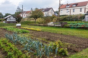 JARDINS OUVRIERS DE LA CITE DU MOULIN A PAPIER, RUGLES, EURE, NORMANDIE, FRANCE 