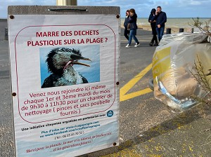 INITIATIVE CITOYENNE POUR LUTTER CONTRE LES DECHETS PLASTIQUES SUR LA PLAGE, CABOURG, CALVADOS, NORMANDIE, FRANCE 