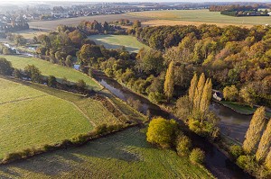 PAYSAGE D'AUTOMNE AU BORD DE LA RISLE, RUGLES, EURE, NORMANDIE, FRANCE 