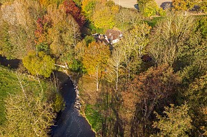 PAYSAGE D'AUTOMNE AU BORD DE LA RISLE, RUGLES, EURE, NORMANDIE, FRANCE 