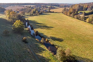 PAYSAGE D'AUTOMNE AU BORD DE LA RISLE, RUGLES, EURE, NORMANDIE, FRANCE 