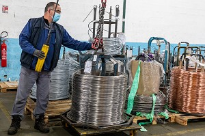 OUVRIER AU STOCKAGE DES BOBINES DE FILS DE FER, ENTREPRISE CALISTE-MARQUIS, SOCIETE SPECIALISEE DANS LA FABRICATION D'ARTICLES A BASE DE FIL METALLIQUE, AMBENAY, EURE, NORMANDIE, FRANCE 