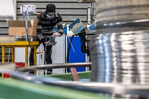 FABRICATION DE CROCHETS POUR BROCHETTES, ENTREPRISE CALISTE-MARQUIS, SOCIETE SPECIALISEE DANS LA FABRICATION D'ARTICLES A BASE DE FIL METALLIQUE, AMBENAY, EURE, NORMANDIE, FRANCE 