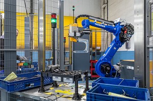 ROBOT POUR LA FABRICATION DE PIECES POUR L'INDUSTRIE AUTOMOBILE, ENTREPRISE CALISTE-MARQUIS, SOCIETE SPECIALISEE DANS LA FABRICATION D'ARTICLES A BASE DE FIL METALLIQUE, AMBENAY, EURE, NORMANDIE, FRANCE 