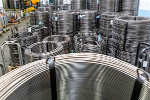 STOCKAGE DES BOBINES DE FILS DE FER, ENTREPRISE CALISTE-MARQUIS, SOCIETE SPECIALISEE DANS LA FABRICATION D'ARTICLES A BASE DE FIL METALLIQUE, AMBENAY, EURE, NORMANDIE, FRANCE 