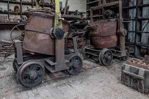 CHARIOT DE TRANSPORT DU METAL EN FUSION, VESTIGES DU MATERIEL DE L'ANCIENNE FORGE, NORMANDIE, FRANCE 