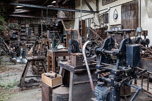 VESTIGES DE L'OUTILLAGE INDUSTRIEL D'UNE ANCIENNE USINE DE  FORGE, NORMANDIE, FRANCE 