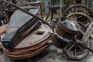 VESTIGES DU MATERIEL DE L'ANCIENNE USINE, HAMEAU DE LA FORGE, RUGLES, NORMANDIE, FRANCE 