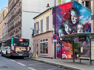 STATION DE BUS, ARRET PELLEPORT-BELLEVILLE DEVANT UNE PEINTURE MURALE ILLUSTRANT DES CLOWN DU CIRQUE, PARIS, FRANCE 