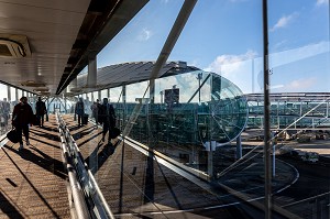 PASSAGERS DANS LES COULOIRS D'EMBARQUEMENT, AEROPORT DE ROISSY-CHARLES-DE-GAULLE, PARIS, FRANCE 