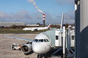 AVIONS SUR LE TARMAC POUR EMBARQUEMENT ET DECOLLAGE, AEROPORT DE ROISSY-CHARLES-DE-GAULLE, PARIS, FRANCE 