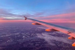 AILE D'AVION DANS LE CIEL D'UN LEVER DU JOUR EN ARRIVANT SUR HELSINKI EN FINLANDE 