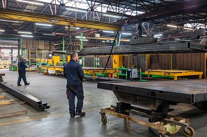 PREPARATION DES CHASSIS POUR LA FABRICATION DE REMORQUES ET MATERIEL AGRICOLES, ENTREPRISE JLB LEBOUCH, LA VIEILLE-LYRE, EURE, NORMANDIE, FRANCE 