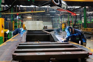 ATELIER DE SOUDURE POUR DES CHASSIS POUR LA FABRICATION DE REMORQUES ET MATERIEL AGRICOLES, ENTREPRISE JLB LEBOUCH, LA VIEILLE-LYRE, EURE, NORMANDIE, FRANCE 