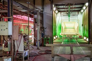 ATELIER DE PEINTURE, FABRICATION DE REMORQUES ET MATERIEL AGRICOLES, ENTREPRISE JLB LEBOUCH, LA VIEILLE-LYRE, EURE, NORMANDIE, FRANCE 