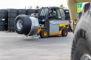 STOCKAGE EXTERIEUR DES PNEUX POUR LA FABRICATION DE REMORQUES ET MATERIEL AGRICOLES, ENTREPRISE JLB LEBOUCH, LA VIEILLE-LYRE, EURE, NORMANDIE, FRANCE 