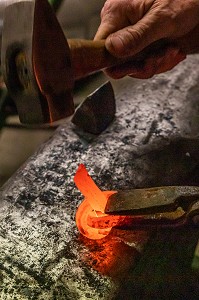 ACIER EN SORTIE DE FORGE POUR FACONNAGE, L'ART DE TRAVAILLER LE FER AVEC NICOLAS MARTIN, FERRONNIER D'ART, FORGE DE BEAUMAIS, GOUVILLE, MESNIL-SUR-ITON, EURE, NORMANDIE, FRANCE 
