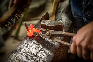 ACIER EN SORTIE DE FORGE POUR FACONNAGE, L'ART DE TRAVAILLER LE FER AVEC NICOLAS MARTIN, FERRONNIER D'ART, FORGE DE BEAUMAIS, GOUVILLE, MESNIL-SUR-ITON, EURE, NORMANDIE, FRANCE 