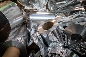 CHUTE DE BOBINES POUR LE RECYCLAGE ET LA REFONTE, USINE EUROFOIL, SOCIETE SPECIALISEE DANS LA METALLURGIE DE L'ALUMINIUM, RUGLES, EURE, NORMANDIE, FRANCE 