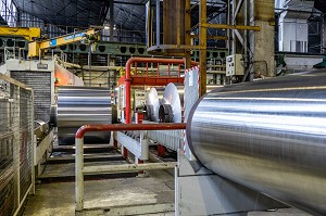 BOBINES D'ALUMINIUM DEVANT LES LAMINOIRS, USINE EUROFOIL, SOCIETE SPECIALISEE DANS LA METALLURGIE DE L'ALUMINIUM, RUGLES, EURE, NORMANDIE, FRANCE 