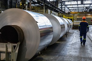 STOCKAGE DES BOBINES D'ALUMINIUM EN ATTENTE DE LAMINAGE, USINE EUROFOIL, SOCIETE SPECIALISEE DANS LA METALLURGIE DE L'ALUMINIUM, RUGLES, EURE, NORMANDIE, FRANCE 