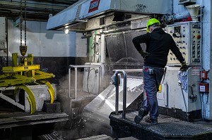 LAMINAGE DU METAL, BOBINE DE FEUILLES D'ALUMINIUM AVEC L'OUVRIER DEVANT SON LAMINOIR, USINE EUROFOIL, SOCIETE SPECIALISEE DANS LA METALLURGIE DE L'ALUMINIUM, RUGLES, EURE, NORMANDIE, FRANCE 