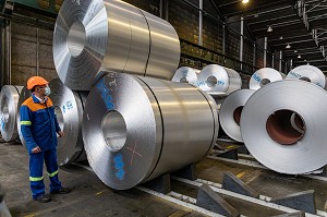 STOCKAGE DES BOBINES D'ALUMINIUM AVANT LE LAMINAGE, USINE EUROFOIL, SOCIETE SPECIALISEE DANS LA METALLURGIE DE L'ALUMINIUM, RUGLES, EURE, NORMANDIE, FRANCE 