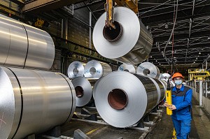 STOCKAGE DES BOBINES D'ALUMINIUM AVANT LE LAMINAGE, USINE EUROFOIL, SOCIETE SPECIALISEE DANS LA METALLURGIE DE L'ALUMINIUM, RUGLES, EURE, NORMANDIE, FRANCE 