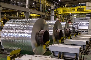 STOCKAGE DES BOBINES D'ALUMINIUM EN ATTENTE DE LAMINAGE, USINE EUROFOIL, SOCIETE SPECIALISEE DANS LA METALLURGIE DE L'ALUMINIUM, RUGLES, EURE, NORMANDIE, FRANCE 