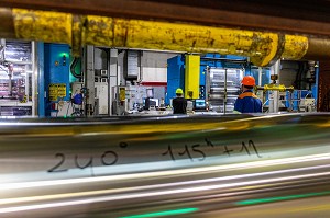 LAMINOIRS POUR REDUIRE L'EPAISSEUR DES FEUILLES D'ALUMINIUM, USINE EUROFOIL, SOCIETE SPECIALISEE DANS LA METALLURGIE DE L'ALUMINIUM, RUGLES, EURE, NORMANDIE, FRANCE 