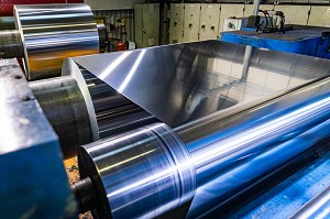 LAMINAGE DU METAL, BOBINE D'ALUMINIUM DANS SON LAMINOIR, USINE EUROFOIL, SOCIETE SPECIALISEE DANS LA METALLURGIE DE L'ALUMINIUM, RUGLES, EURE, NORMANDIE, FRANCE 