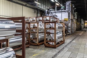 FINITION DES BOBINES D'ALUMINIUM DEVANT LES FOURS, USINE EUROFOIL, SOCIETE SPECIALISEE DANS LA METALLURGIE DE L'ALUMINIUM, RUGLES, EURE, NORMANDIE, FRANCE 