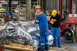 CHUTE DE BOBINES POUR LE RECYCLAGE ET LA REFONTE, USINE EUROFOIL, SOCIETE SPECIALISEE DANS LA METALLURGIE DE L'ALUMINIUM, RUGLES, EURE, NORMANDIE, FRANCE 